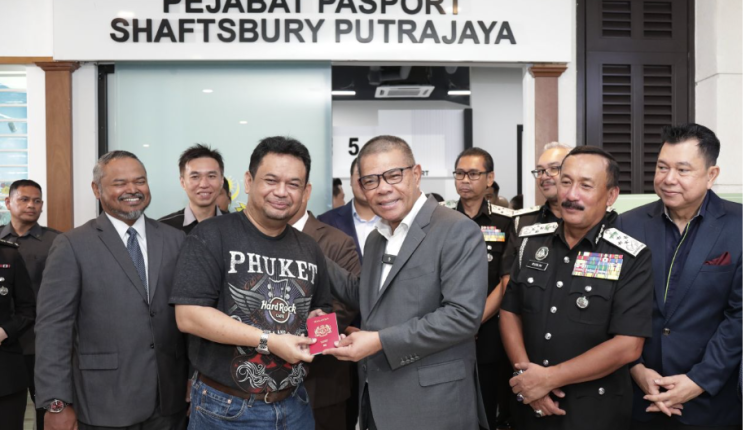 Datuk Seri Saifuddin Nasution Ismail (third from right) at the Immigration Department passport centre in Shaftsbury Putrajaya on Monday.