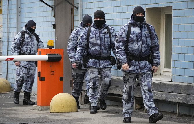 Police officers walk near the Basmanny District Court in Moscow in the days after a Daesh attack. (AP)