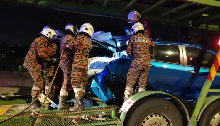 Car crashes with a lorry near Tebrau, killing the driver