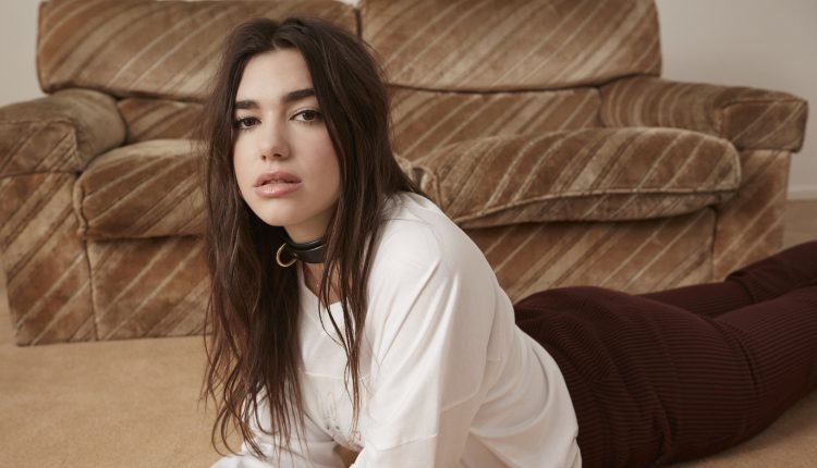 Singer Dua Lipa denounces the "genocide" committed by Israel in Gaza