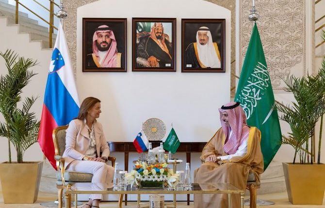 Saudi Foreign Minister Prince Faisal bin Farhan receives his Slovenian counterpart Tanja Fajon in Riyadh on Wednesday. (SPA)