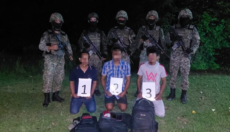 Three PATI Myanmar was arrested, across the Golok River in a canoe
