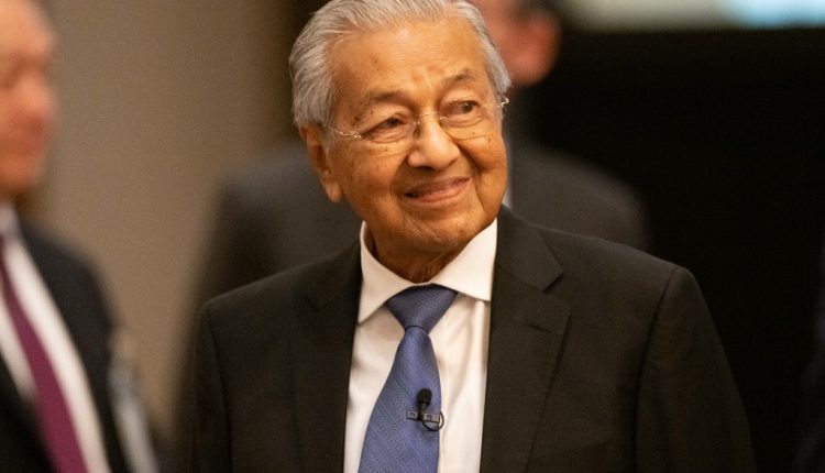 Dr. Mahathir gives testimony at Batu Puteh RCI