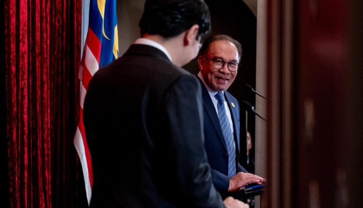 PM says the government isn't employing S’poreans to teach English here