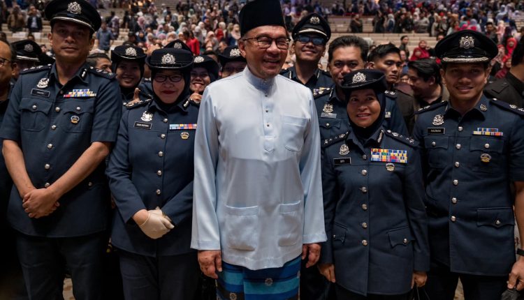 Anwar reminded civil servants to leave bad practices