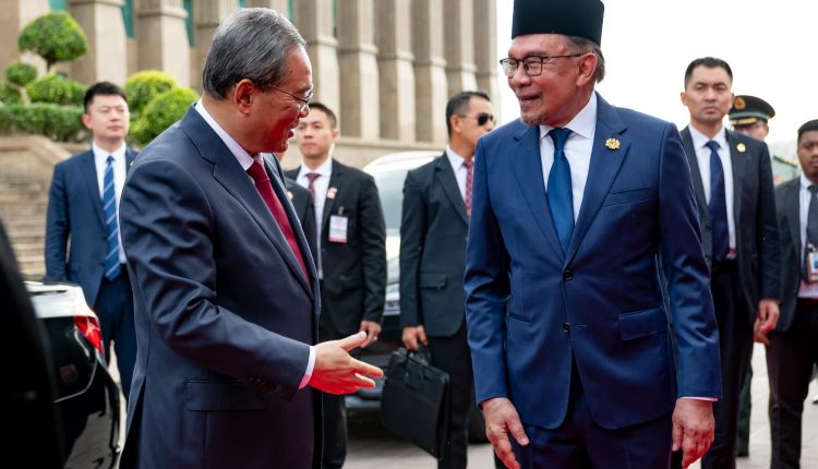 The Chinese PM was given an official welcome at Dataran Perdana, Putrajaya