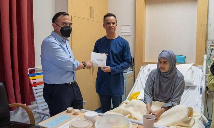 The news anchor from Astro Arena received a donation from the PM