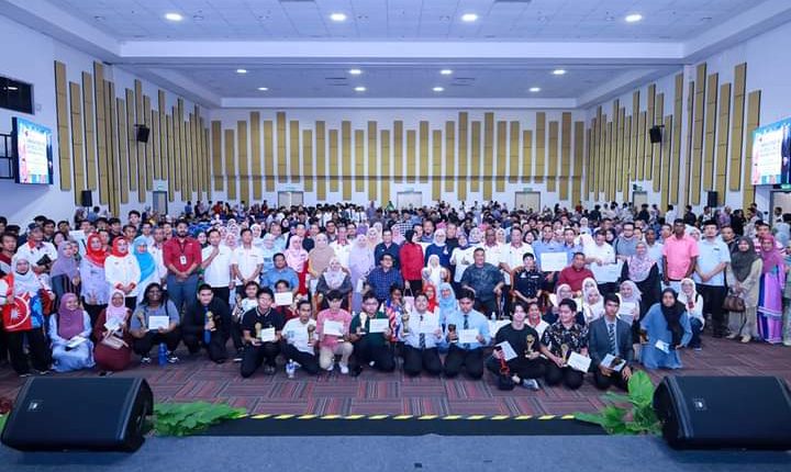 21 PIBG Tun Razak City School received a donation of RM105,000