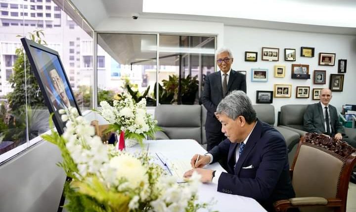 Foreign Minister signs condolence note for the passing of Indonesia's Vice President, Hamzah Haz