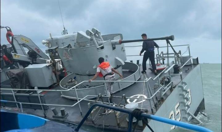 RMN ship KD Pendekar stranded in Southeast Johor due to leak