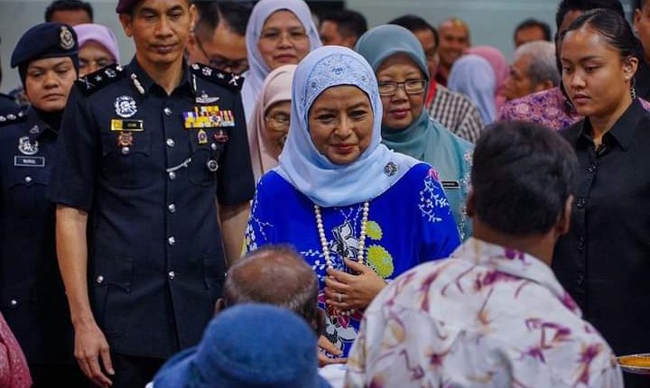 Queen Consort of Malaysia presents contributions to 400 beneficiaries in Kuala Lumpur, according to Zaliha