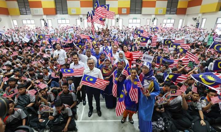 Fahmi denies government involvement in report against Muhyiddin