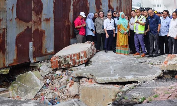 Zaliha visits landslide site with Fadillah