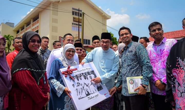 The nation's independence achieved through the strength and unity of the people, says Anwar