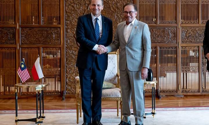 Anwar optimistic that Sikorski’s official visit will strengthen Malaysia-Poland cooperation