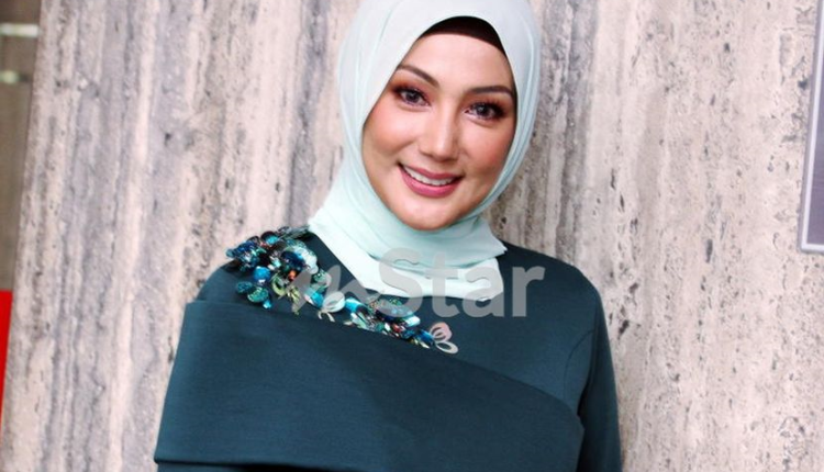 Netizens praise Erra Fazira for her classy treatment of ex-husbands