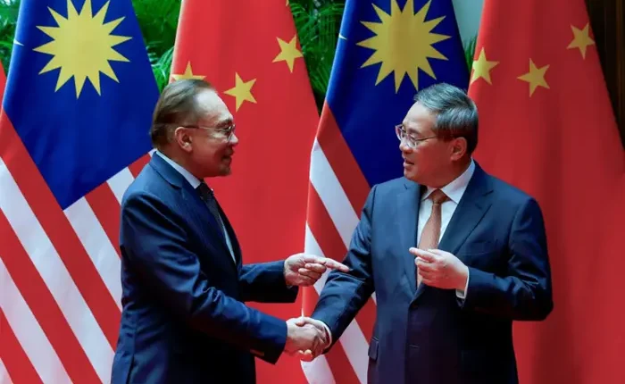 Prime Minister Datuk Seri Anwar Ibrahim met his Chinese counterpart, Premier Li Qiang, at The Grand Halls in Shanghai on Tuesday (Nov 5)