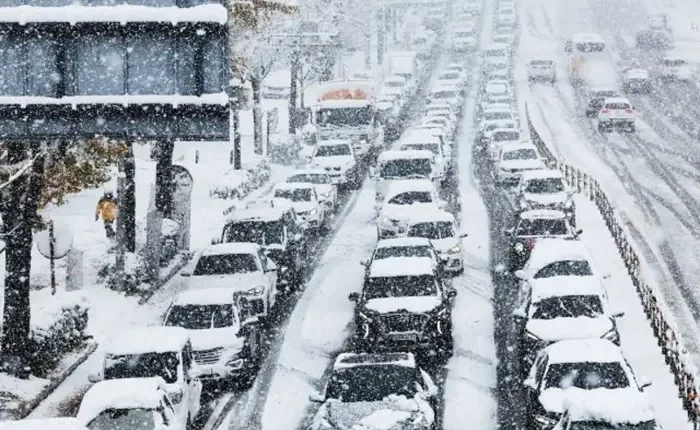 Traffic congestion is observed in Suwon, Gyeonggi Province, as a heavy snow warning was issued in the city on Wednesday