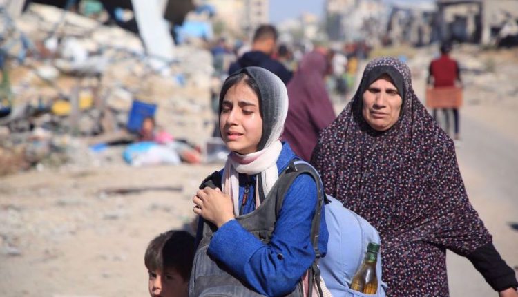 The picture shows Palestinians being forcibly displaced by the Israeli regime at the border of the Jabalia refugee camp in the northern part of the Gaza Strip