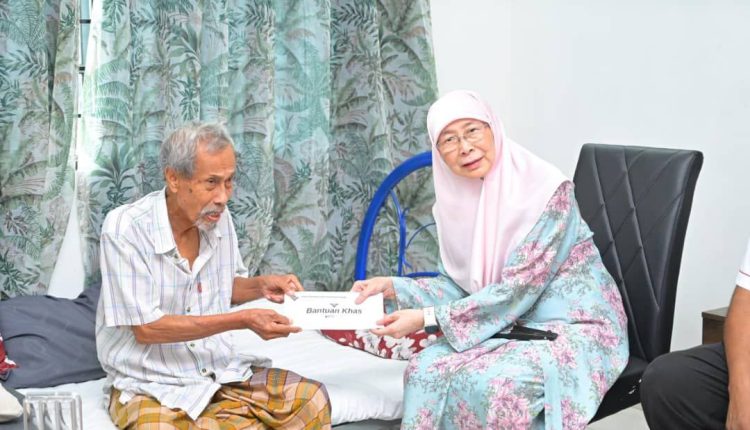 Datuk Seri Dr Wan Azizah Wan Ismail, the wife of the Prime Minister, visited the Bandar Tun Razak Parliament today to distribute donations to alleviate the burden of several individuals.