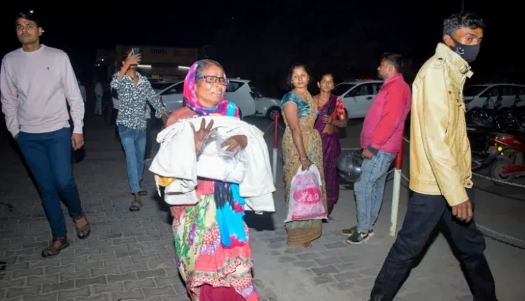 On November 15, 2024, a fire broke out in a newborn intensive care unit at a hospital in Jhansi, India, and a woman hurried a baby to the emergency room.