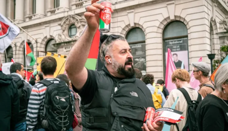 Gaza Cola's inventor, Osama Qashoo, distributes cans and flyers at the beverage's September soft launch in London's Holborn neighborhood in the UK.