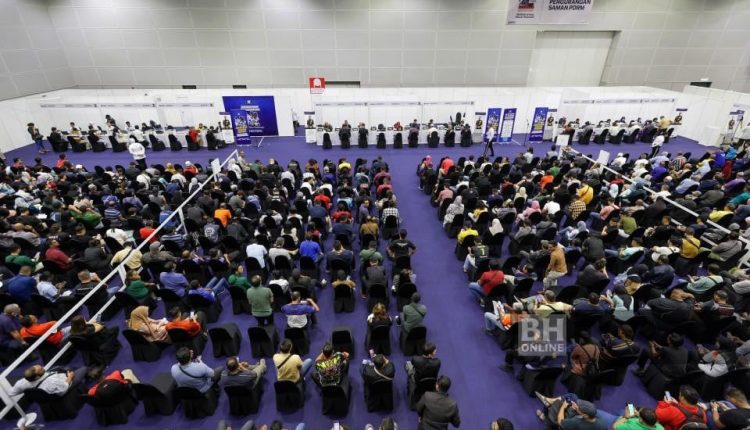 The public came to pay the summons at the JSPT counter with a 60 percent discount offer in conjunction with the Two Year Celebration of the MADANI Government at the KL Convention Center.