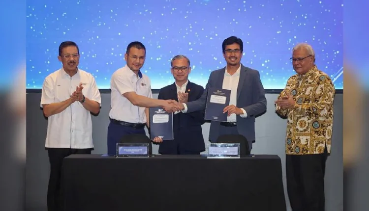 Fahmi (center) saw FINAS CEO Datuk Azmir Saifuddin Mutalib (second right) and EPF CEO Ahmad Zulqarnain Onn (second left) sign an MoU at Menara EPF, Kwasa Damansara, yesterday. Left and right were Mohd Zuki and Kamil.