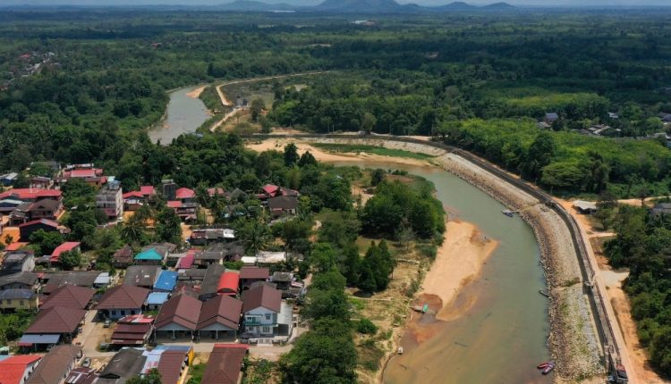 Thai government endorsed Kelantan's proposal to the federal government for the construction of a security and flood control wall along the Sungai Golok-Rantau Panjang border.
