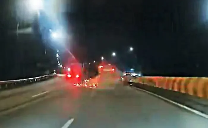 A tanker carrying palm oil has crashed onto its side in an early morning accident on the Karak Highway.