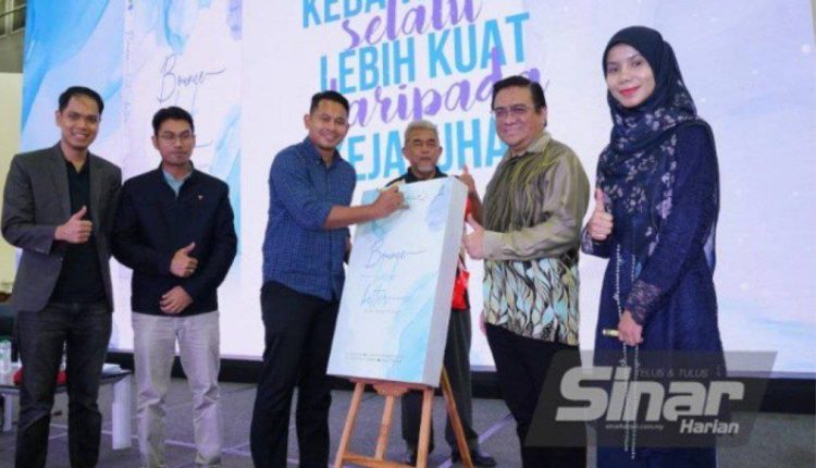 During Sunday's book launch ceremony for Bounce Back Better: Rise With the Quran, which was held in connection with the Selangor International Book Festival 2024 at the Setia City Convention Center, Izzat, Rozanizam, Danial, Karangkraf Special Tasks Senior Manager, Hashim Anang, Alizi, and Hajar are shown on the left. A picture of Sinar Harian ABDUL WAHID MOHD HALIM