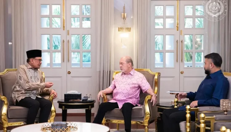 Prime Minister Anwar Ibrahim (left) said he briefly raised Najib Razak's addendum issue with Sultan Ibrahim at a meeting in Johor Bahru yesterday.
