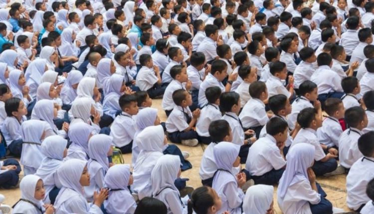 Education Minister Fadhlina Sidek stated that the ministry remains fully attentive to the issue of overcrowded schools to ensure that students can learn in a conducive environment.