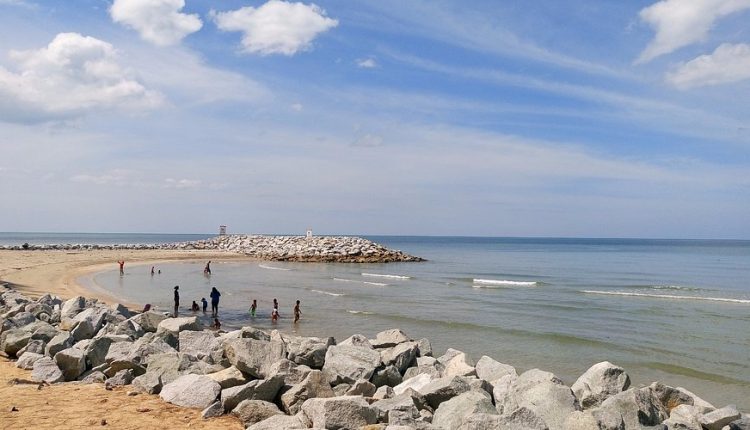 Strong waves and sea currents suddenly dragged both his grandchildren into deeper waters, prompting the victim to attempt a rescue.