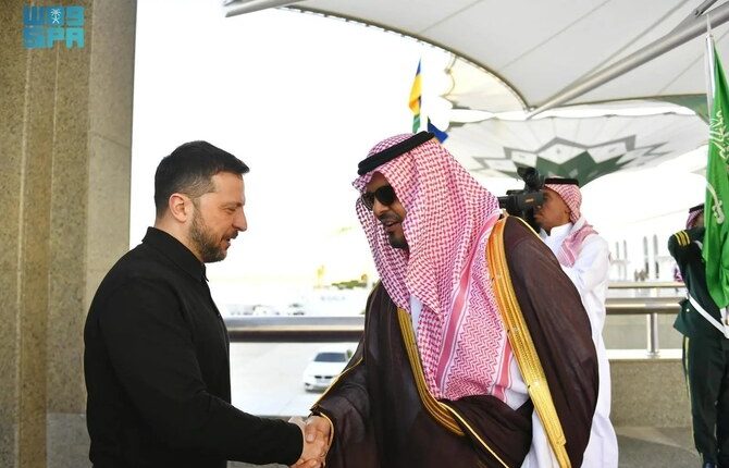 Ukrainian President Volodymyr Zelensky is greeted on arrival in Jeddah. (SPA)