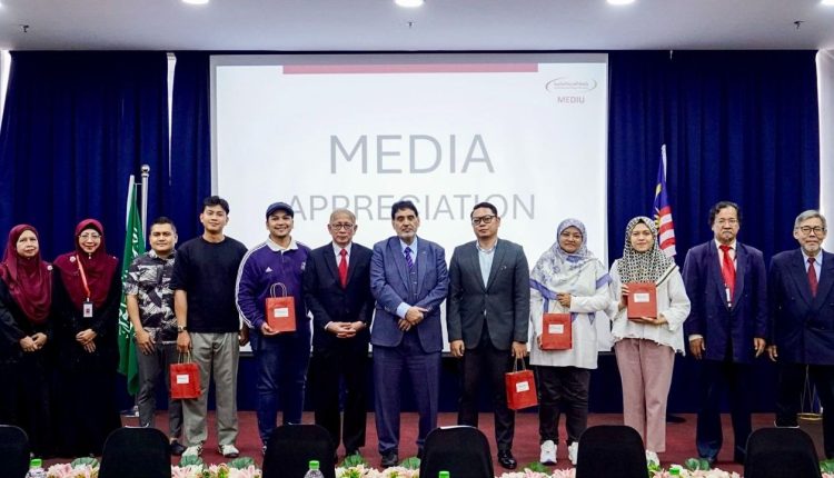 Group photo of MEDIU leadership and media personnel after the press conference at the university campus, marking a moment of collaboration and gratitude. (Image by Abdullah Bugis)